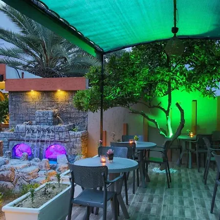 Leon Semesterbostad Side