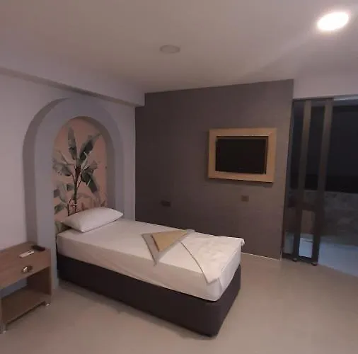 Nyaraló Leon *